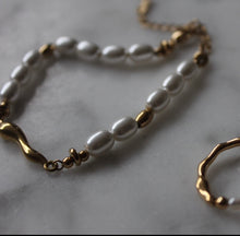 Load image into Gallery viewer, Pearly Bracelet
