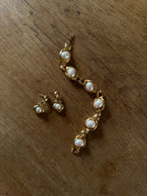 Load image into Gallery viewer, Vintage Pearl Bracelet
