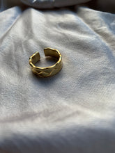 Load image into Gallery viewer, Criss Cross Ring
