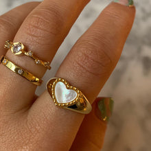 Load image into Gallery viewer, Shell Heart Ring
