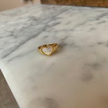 Load image into Gallery viewer, Shell Heart Ring
