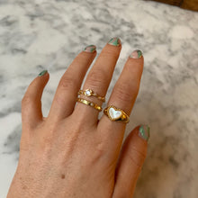 Load image into Gallery viewer, Shell Heart Ring
