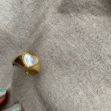 Load image into Gallery viewer, Shell Heart Ring
