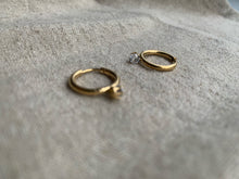 Load image into Gallery viewer, Solitaire Hoops
