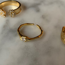 Load image into Gallery viewer, Irregular Solitaire Ring

