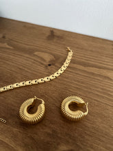 Load image into Gallery viewer, Slinky Hoop
